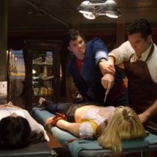 Dean Cain lotta con Tom Welling  in una scena d'azione nell'episodio ' Il prezzo dell'immortalità' della settima stagione di Smallville