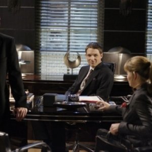 Erica Durance con Michael Rosenbaum e Michael Cassidy in una scena dell'episodio ' Mostro da meteorite ' della serie tv Smallville