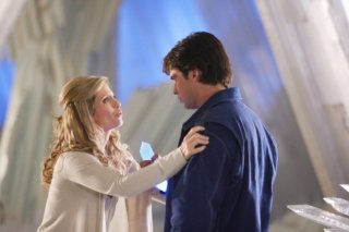 Helen Slater e Tom Welling in una scena dell'episodio ' L'anello Blu ' della settima stagione di Smallville