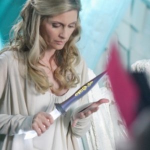 Helen Slater in una scena dell'episodio ' L'anello Blu ' della settima stagione di Smallville