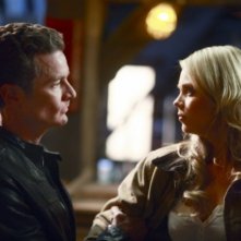 James Marsters e Laura Vandervoort in una scena d'azione dell'episodio ' Veritas ' della settima stagione di Smallville