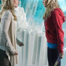 Laura Vandervoort con Helen Slater in una scena dell'episodio ' L'anello Blu ' della settima stagione di Smallville