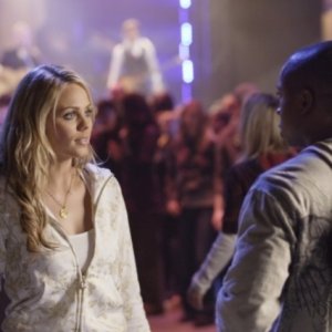 Laura Vandervoort con Sam Jones III  in una scena dell'episodio ' Hero ' della settima stagione della serie tv Smallville
