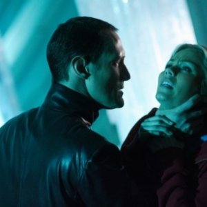 Laura Vandervoort e Christopher Heyerdahl  in una scena dell'episodio ' L'anello Blu ' della settima stagione di Smallville