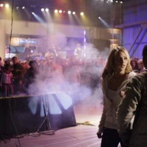 Laura Vandervoort insieme a Sam Jones III nell'episodio ' Hero ' della settima stagione della serie tv Smallville