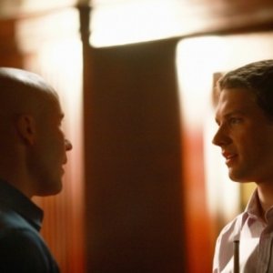 Michael Rosenbaum e Michael Cassidy in una scena dell'episodio ' L'anello Blu ' della settima stagione di Smallville