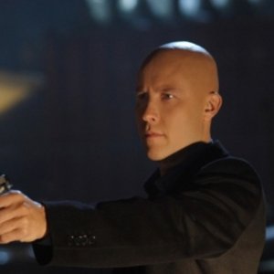Michael Rosenbaum in atteggiamento aggressivo nell'episodio ' Il prezzo dell'immortalità' della settima stagione di Smallville
