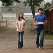 Tom Welling insieme a Kristin Kreuk in una scena nell'episodio ' Il supereroe' della serie tv Smallville