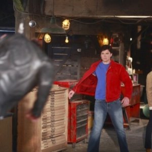 Tom Welling, Laura Vandervoort in una scena d'azione dell'episodio ' Veritas ' della settima stagione di Smallville
