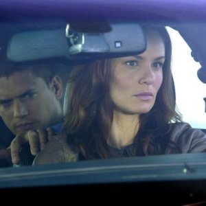 Wentworth Miller e Sarah Wayne Callies in una scena dell'episodio Vs. di Prison Break