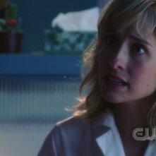 Allison Mack in una scena dell'episodio 'Il sole giallo' della serie tv Smallville