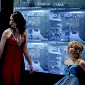 Anne Openshaw insieme ad Allison Mack in una scena dell'episodio ' Sleeper ' della serie tv Smallville