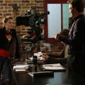 Bethany Joy Galeotti e James Van Der Beek sul set dell'episodio Screenwriter's Blues di One Tree Hill