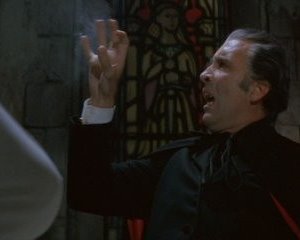 Christopher Lee in una scena di 1972: Dracula colpisce ancora