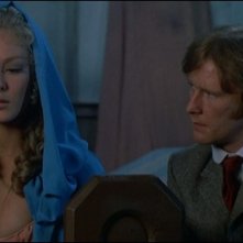 Dennis Waterman e Jenny Hanley in una scena de Il marchio di Dracula