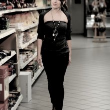 Elisa Sensi tra gli scaffali in una immagine promo del film IN THE MARKET