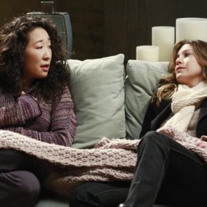 Ellen Pompeo e Sandra Oh in una scena dell'episodio I Will Follow You Into the Dark di Grey's Anatomy