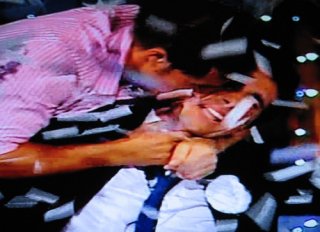 Ferdi Berisa, il vincitore del Grande Fratello 9, si lascia abbracciare da Marcello, il secondo classificato