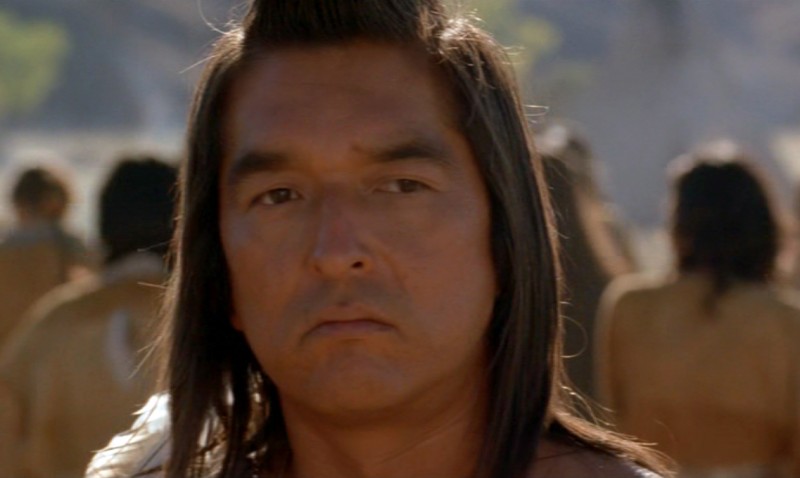 Primo piano di Graham Greene in Balla coi lupi