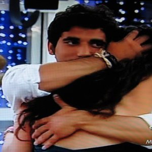 Grande Fratello 9, serata finale: Ferdi abbraccia Cristina dopo la sua eliminazione.