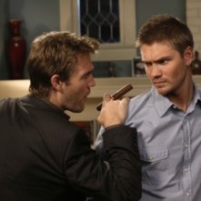 James Van Der Beek e Chad Michael Murray in una scena dell'episodio We Change, We Wait di One Tree Hill