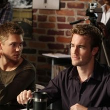James Van Der Beek e Chad Michael Murray nell'episodio Screenwriter's Blues di One Tree Hill