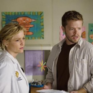 Jessica Capshaw e Elden Henson in una scena dell'episodio Sweet Surrender di Grey's Anatomy