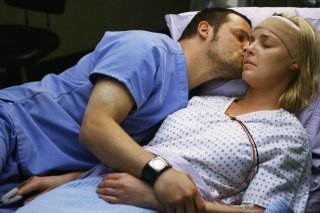 Justin Chambers e Katherine Heigl in una scena dell'episodio Elevator Love Letter di Grey's Anatomy