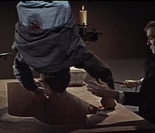 Klove (Philip Latham) sacrifica Alan (Charles 'Bud' Tingwell) in Dracula principe delle tenebre