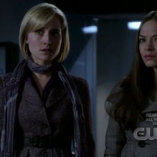 Kristin Kreuk con Allison Mack in una scena dell'episodio 'Traveler' della serie tv Smallville