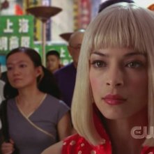 Kristin Kreuk in un'insolita parrucca bionda  in una scena dell'episodio 'Il sole giallo' della serie tv Smallville