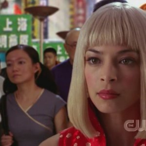 Kristin Kreuk in un'insolita parrucca bionda  in una scena dell'episodio 'Il sole giallo' della serie tv Smallville