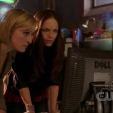 Kristin Kreuk insieme ad  Allison Mack in una scena dell'episodio 'Traveler' della serie tv Smallville