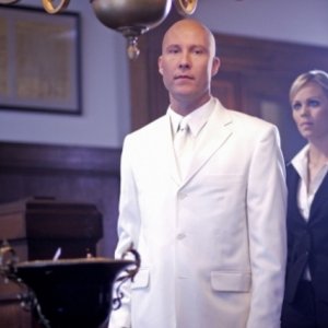 Laura Vandervoort  con Michael Rosenbaum in una scena dell'episodio ' Apocalypse ' della settima stagione di Smallville