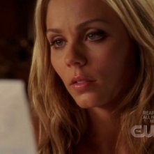 Laura Vandervoort in una scena dell'episodio 'Traveler' della serie tv Smallville