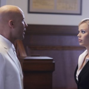 Laura Vandervoort  insieme a Michael Rosenbaum in una scena dell'episodio ' Apocalypse ' della settima stagione di Smallville