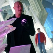 Michael Rosenbaum  con alle sue spalle Tom Welling nell'episodio 'Arctic' della serie tv Smallville