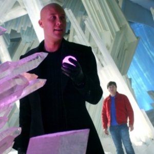 Michael Rosenbaum  con alle sue spalle Tom Welling nell'episodio 'Arctic' della serie tv Smallville