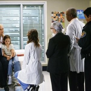 Nina Siemaszko, Destiny Whitlock, Ellen Pompeo e James Pickens Jr. in una scena dell'episodio No Good At Saying Sorry di Grey's Anatomy