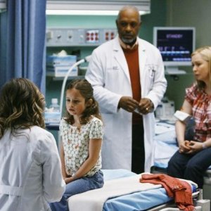 Nina Siemaszko, Destiny Whitlock, Ellen Pompeo e James Pickens Jr. nell'episodio No Good At Saying Sorry di Grey's Anatomy