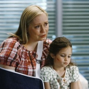 Nina Siemaszko e Destiny Whitlock in una scena dell'episodio No Good At Saying Sorry di Grey's Anatomy