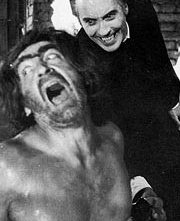 Patrick Troughton frustato da Christopher Lee ne Il marchio di Dracula