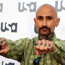 Robert LaSardo mostra uno dei suoi tantissimi tatuaggi