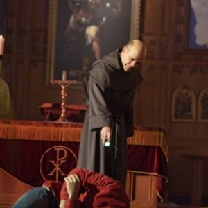 Robert  Picardo attacca Tom Welling con della kryptonite verde in una scena dell'episodio ' Quest ' della settima stagione di Smallville