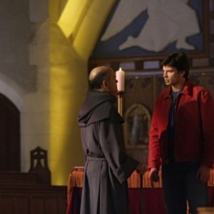 Tom Welling e, di spalle, Robert Picardo  in una scena dell'episodio ' Quest ' della settima stagione di Smallville