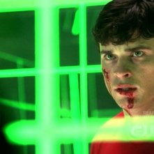 Tom Welling imprigionato in una cella di kryptonite in una scena dell'episodio 'Traveler' della serie tv Smallville