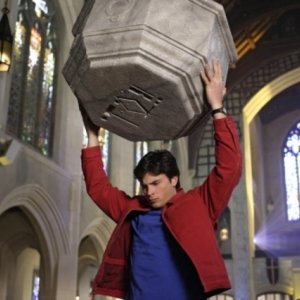 Tom Welling in una scena d'azione dell'episodio ' Quest ' della settima stagione di Smallville