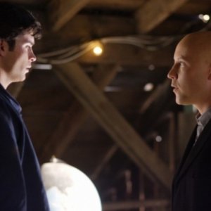 Tom Welling insieme a Michael Rosenbaum in una scena dell'episodio ' Apocalypse ' della settima stagione di Smallville