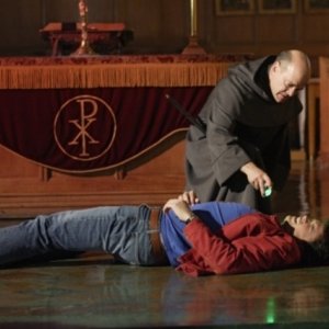 Tom Welling reso vulnerabile da Robert Picardo in una scena dell'episodio ' Quest ' della settima stagione di Smallville