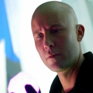 Un primo piano del diabolico Lex Luthor interpretato da Michael Rosenbaum nell'episodio 'Arctic' della serie tv Smallville